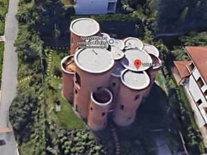 Veřejné WC a centrum podpory Ukrajiny. Okamurova vila je opět terčem, teď na mapě