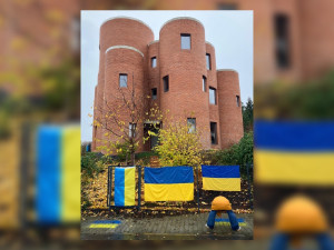 Veřejné WC a centrum podpory Ukrajiny. Okamurova vila je opět terčem, teď na mapě