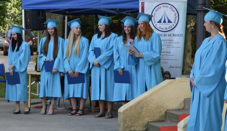 Doplaťte desítky tisíc, nebo dítě nepůjde k maturitě. Rodiče popisují praktiky školy Sion