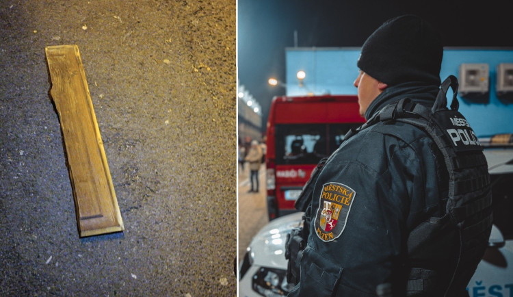 Drsnou bitku v nočních ulicích vyprovokovala parta s přenosným reproduktorem