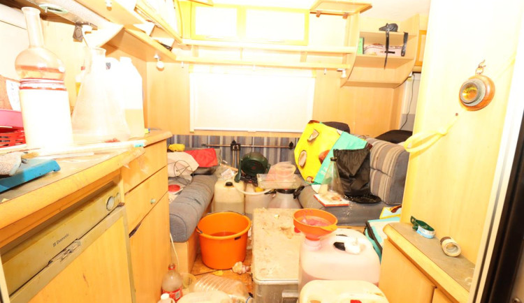 Při razii na Vysočině našli celníci drogy, zbraně i kradená elektrokola