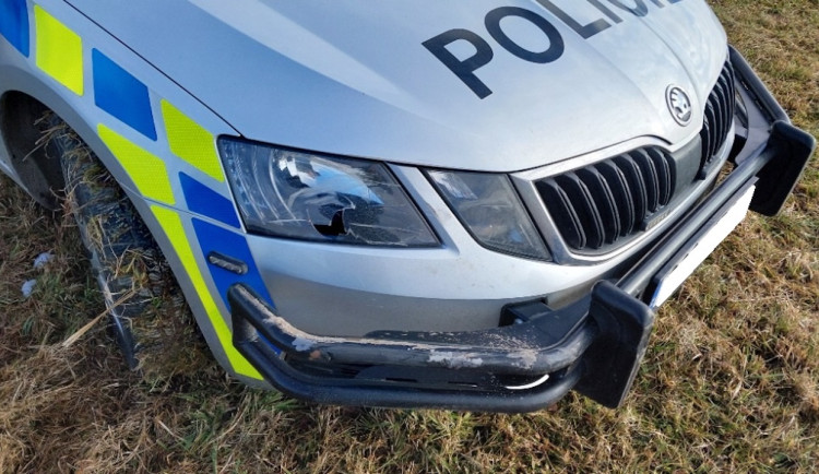 Nebezpečnou jízdu na Jindřichohradecku ukončili policisté PIT manévrem