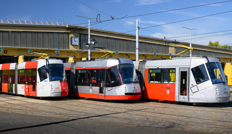Tramvaje Škoda 14T už jezdí Prahou 20 let. Víte, proč jim říkají Porsche?