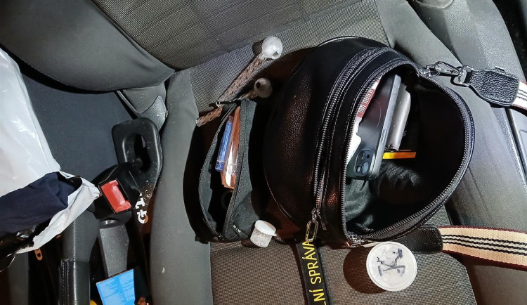 VIDEO: Celníci chytili podezřelý vůz na D35 u Olomouce. V autě byly drogy i zbraň