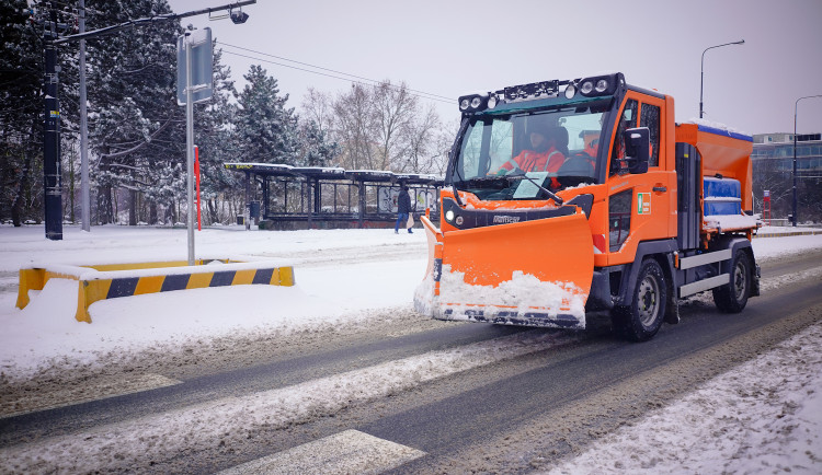 Pražské silnice čistí veškerá technika, MHD může mít i tak zpoždění