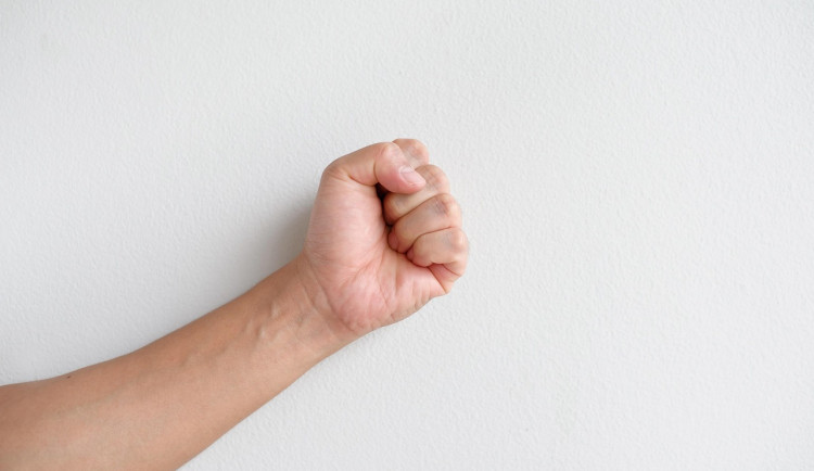 Vzteklý muž v Brně mrštil kusy betonu do vchodu domu, hrozí mu i vězení