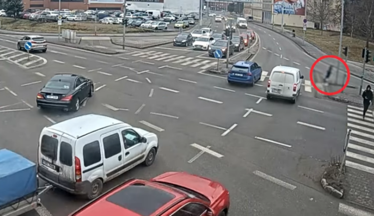 VIDEO: Neopatrná chodkyně v Brně vběhla mezi rozjíždějící se auta. Za chybu draze zaplatila