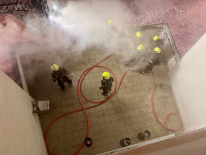 VIDEO: Na Břevnově hořely vysokoškolské koleje. Hasiči zachránili 16 lidí