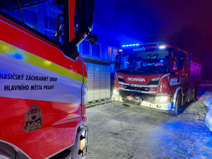 VIDEO: Na Břevnově hořely vysokoškolské koleje. Hasiči zachránili 16 lidí