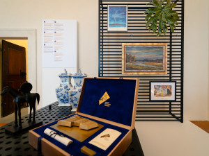 FOTO: Poklady z celého světa. Podívejte se, jaké dary dostal prezident a jeho manželka