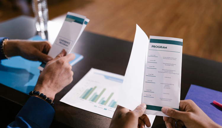 Typy skládání tištěných materiálů: jak fungují skládané letáky a pozvánky