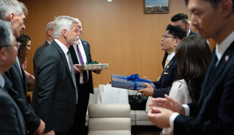 Prsní hrnek i zlatý střevíc. Dnes začíná výstava darů, které dostal prezidentský pár