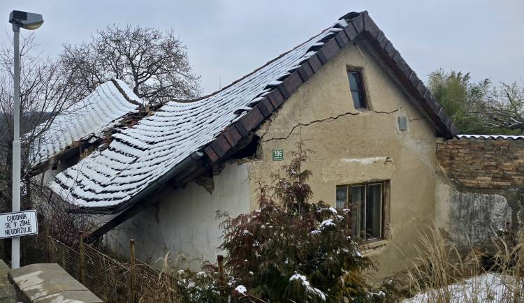 V Hloubětíně se zřítila část opuštěného domu