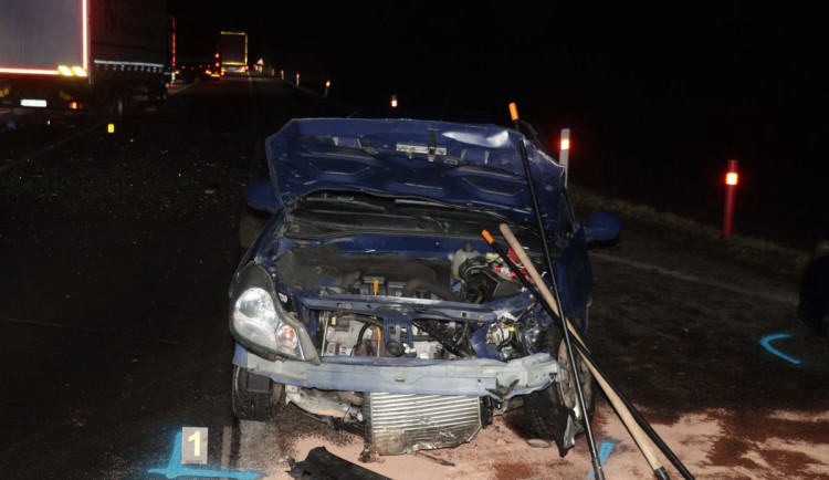 FOTO: Opilý řidič ignoroval značky a tvrdě narazil. U Mikulova ho smetl kamion