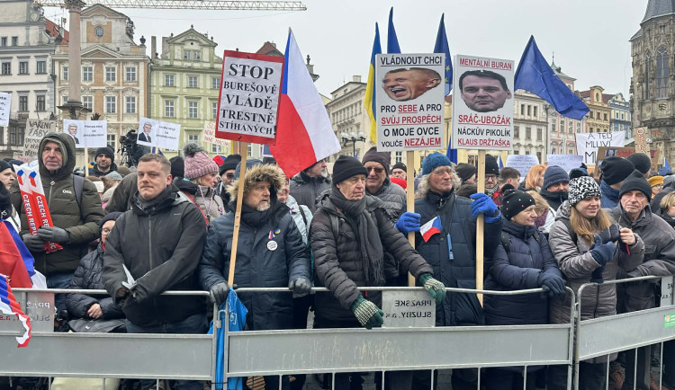 Na Staromáku se scházejí stovky lidí na podporu prezidenta Petra Pavla