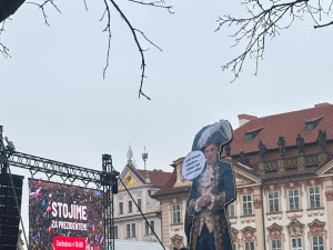 Na Staromáku se scházejí tisíce lidí na podporu prezidenta Petra Pavla