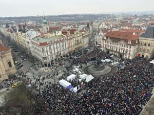 Na Staromáku se scházejí tisíce lidí na podporu prezidenta Petra Pavla