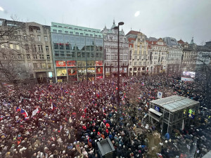 Demonstrace na podporu prezidenta zaplnila celé Staroměstské náměstí, policie musela omezit vstup