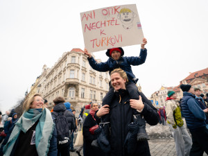 FOTO: Flanelky i provokativní transparenty. Demonstrace na Staromáku dala prostor kreativitě