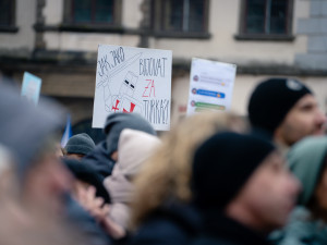 FOTO: Flanelky i provokativní transparenty. Demonstrace na Staromáku dala prostor kreativitě