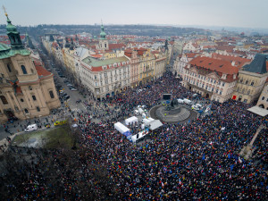 FOTO: Flanelky i provokativní transparenty. Demonstrace na Staromáku dala prostor kreativitě