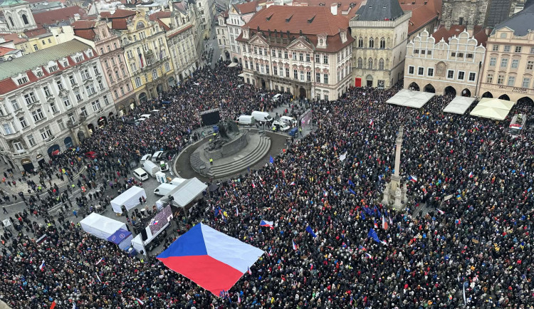 Na Staromáku se scházejí tisíce lidí na podporu prezidenta Petra Pavla