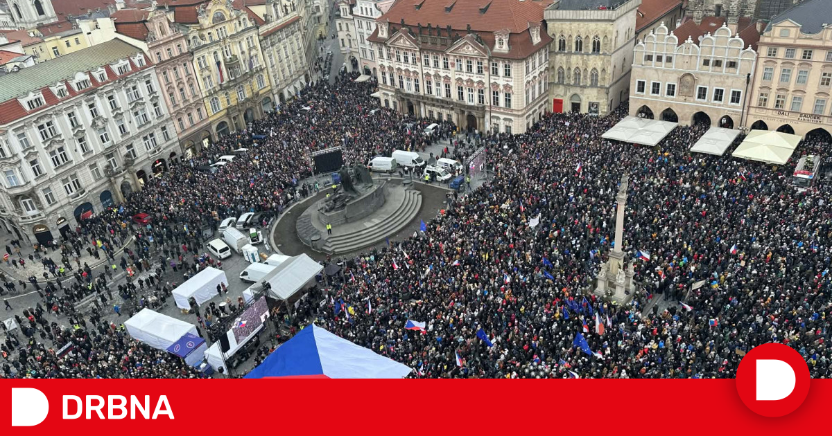 Demonstrace na podporu prezidenta zaplnila celé Staroměstské náměstí, policie musela omezit vstup