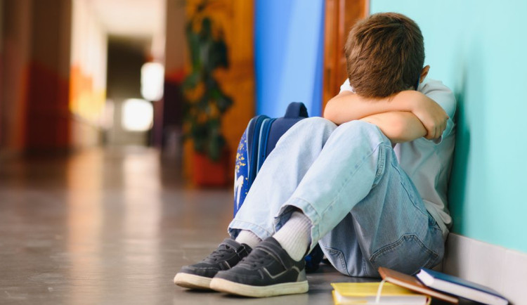 Na pomoc proti šikaně se čeká i měsíc. Školám má pomoci nová krizová linka