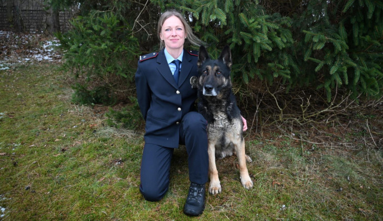 Policistka a psí parťák zachránili loni dva sebevrahy. Teď vyhráli titul Psovod roku