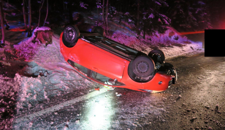 Mladá řidička ve smyku převrátila na Jablonecku auto na střechu, jela příliš rychle