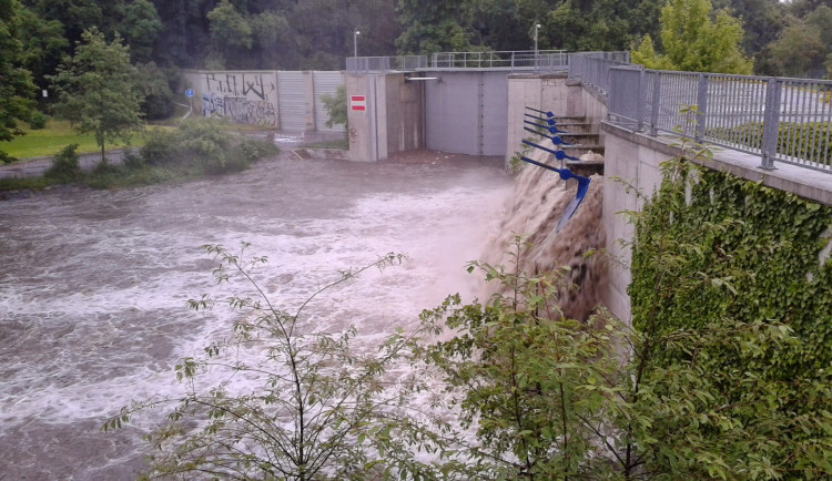Čerpací stanice v Libni při povodních v roce 2013.