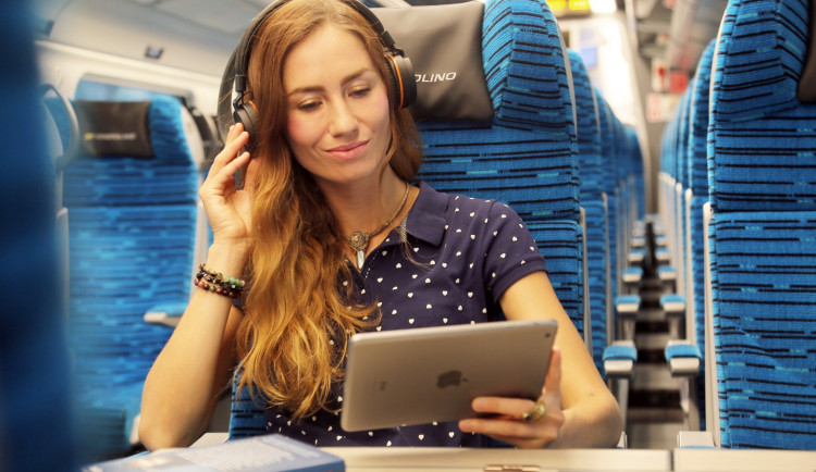 Cestující chválí rychlíky z Prahy přes Hradec do Trutnova, bodové hodnocení jde nahoru