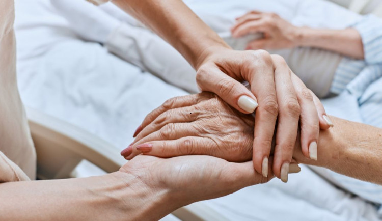 Miliony pro důstojné loučení: Kraj podpoří hospice, ve Stěžerách už finišuje nová stavba