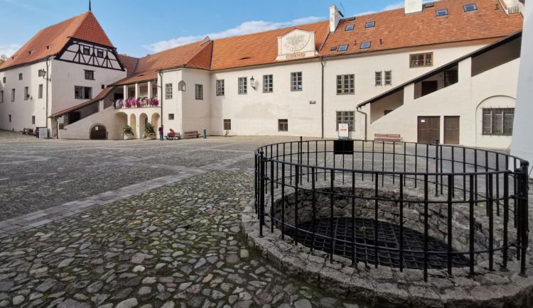 Lovec pokladů skončil u strážníků. Z hradební studny vylovil 21 korun