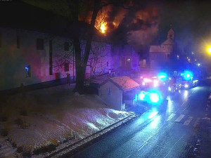 V Přední kopanině hoří dům, vyhlášen je druhý poplachový stupeň