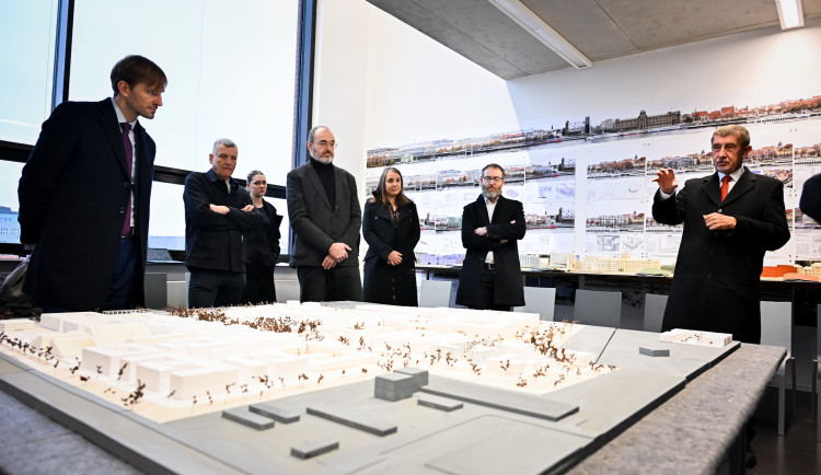 Babiš s Vojtěchem se podívali na model plánované nemocnice.