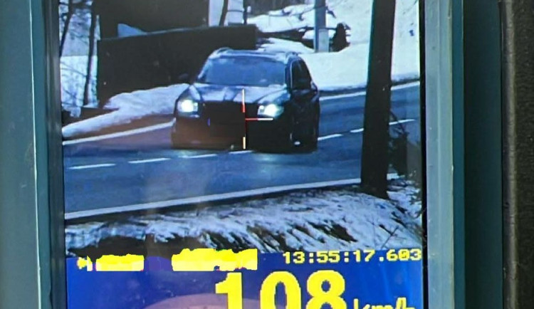 Rychlost překročil řidič v Horní Olešnici o 60 km/hod, policistům potom odmítl podpis