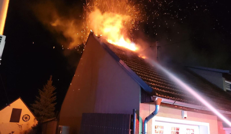 Hasiči zasahovali u požáru domu a garáže na Břeclavsku, jeden se lehce zranil