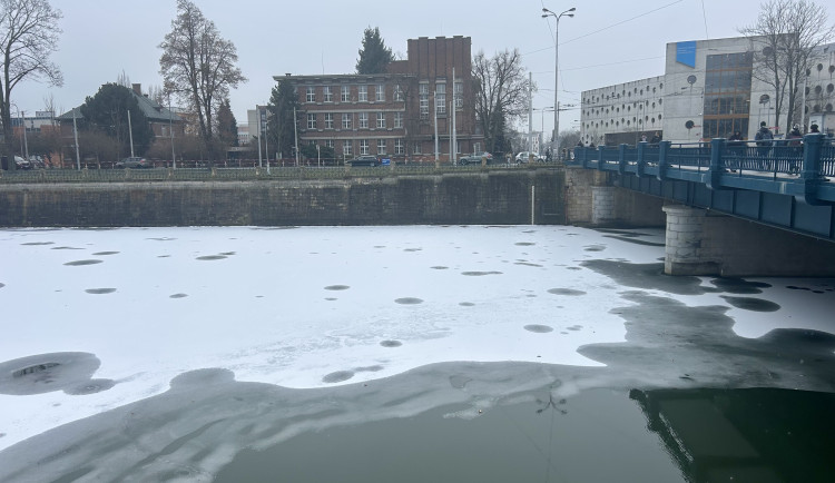 Víkend přinese zataženo a déšť, na horách začne sněžit