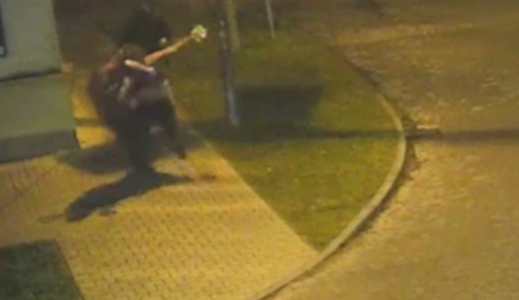 Hádka skončila úderem půllitru.