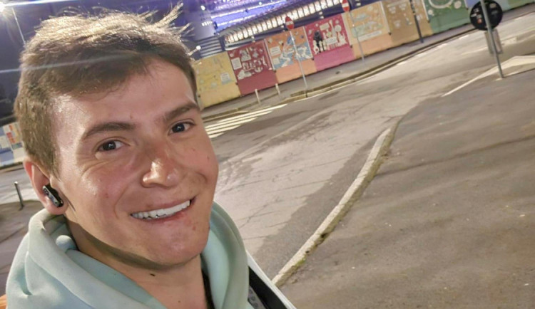 Nico z Třebíče teď dorazil do Milána. Poslední kilometry jde živě se svými fanoušky