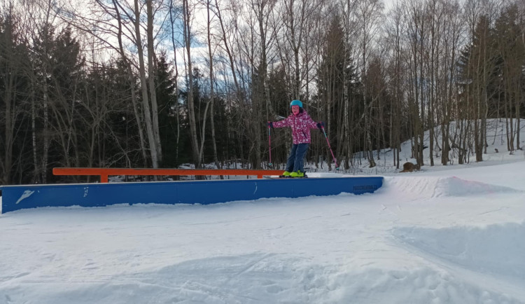 FOTOGALERIE: Kunčice otevřely největší snowpark v Jeseníkách. Míří tam i jezdci z Ostravy