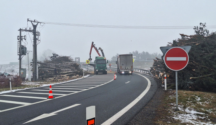 Masivní kácení u dálnice. Silničáři připravují modernizaci sjezdu na D46 u Držovic