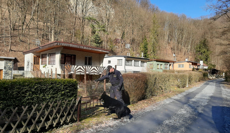 Policie odvolala pátrání po 70leté ženě z Turnova, ženu dnes našli mrtvou