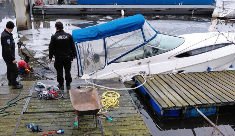 Člun měl potopenou celou záď.