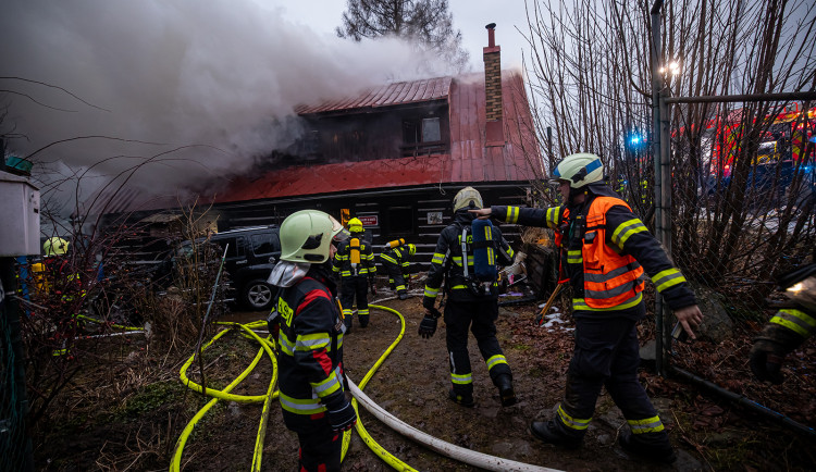 VIDEO: Požár chalupy v Liberku na Rychnovsku má jednu oběť