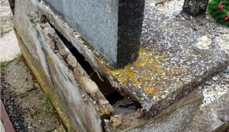 Někdo v Číbuzi na Hradecku ničil hroby, dokonce vysypal popel z urny