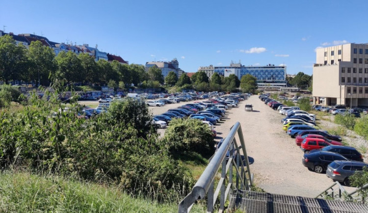 Pirátský návrh nového referenda o plzeňské obří díře neuspěl. Investor ho odmítl