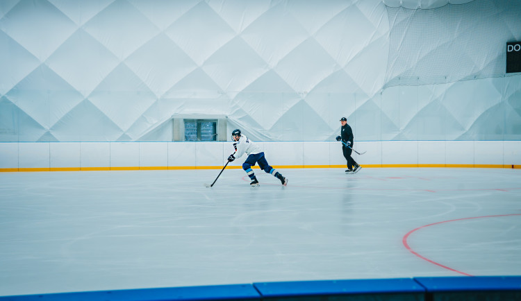 Funguje bez problémů. Náhradní mobilní halu v Liberci otestovali první bruslaři