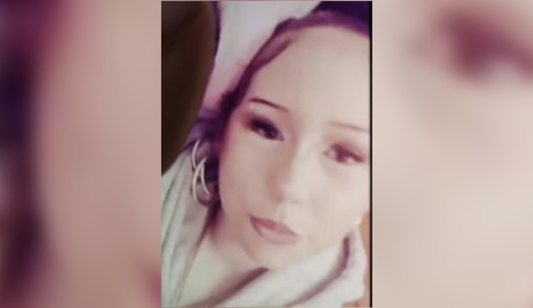 Dívka v noci zmizela z pokoje, pátrají po ní celý den. Je možné, že si chce ublížit